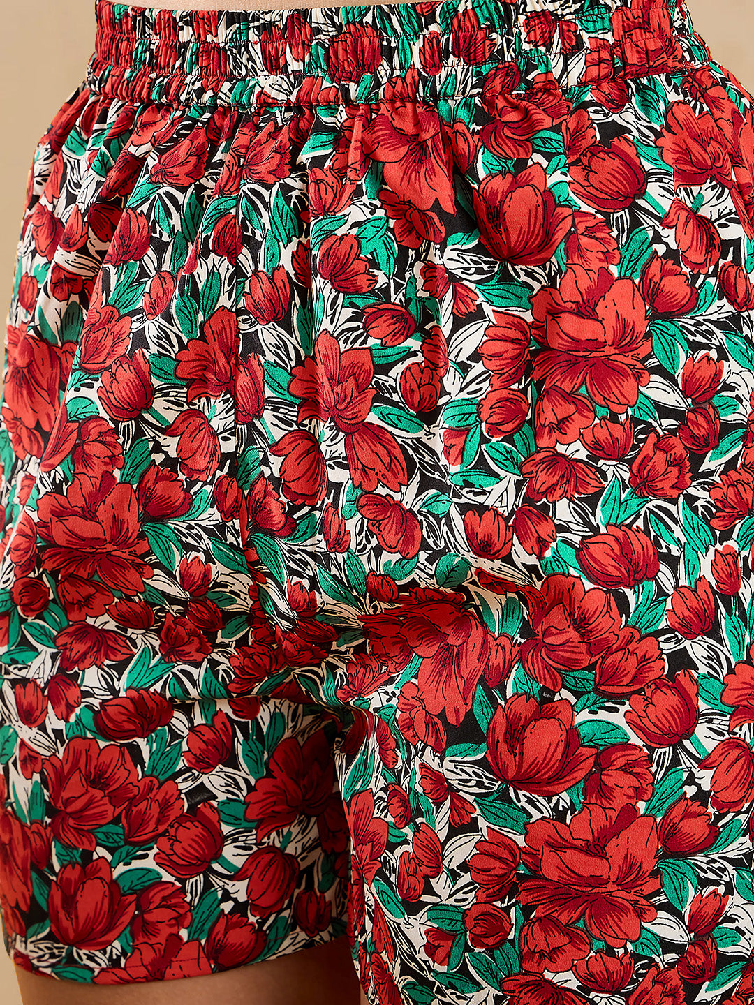 Berrylush Women Red & Green Floral Printed Sweetheart Neck Ruched Crop Top, High-Rise Elastic Waist Mini Shorts & Open-Front Longline Shrug Co-Ord Set - Image 4